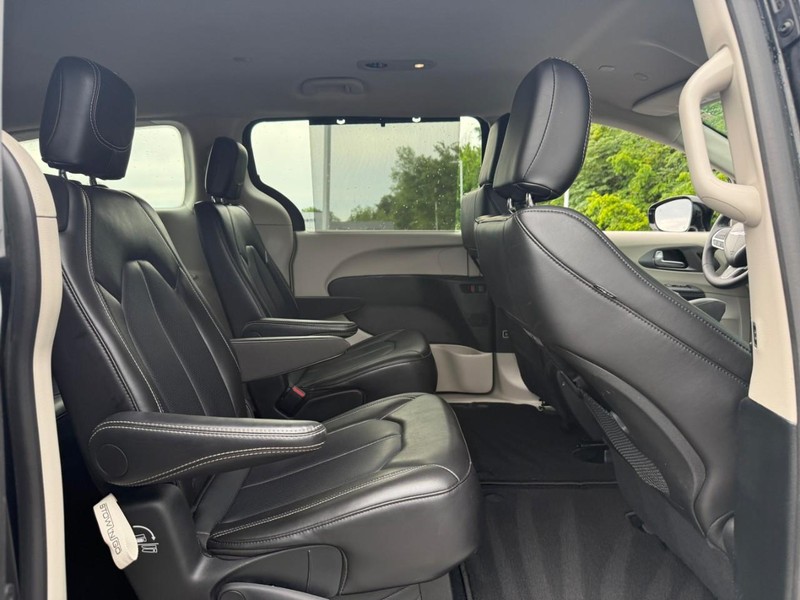 Chrysler Pacifica Vehicle Image 13