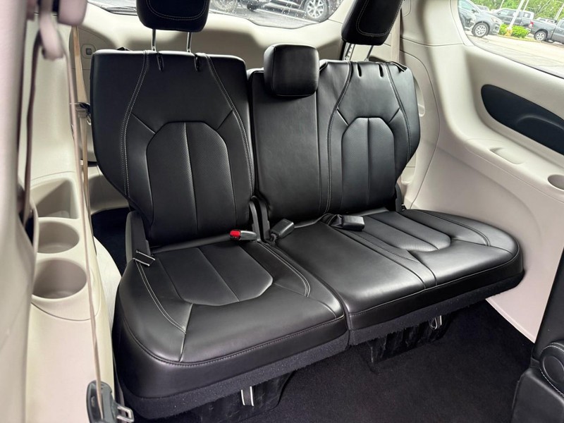 Chrysler Pacifica Vehicle Image 14