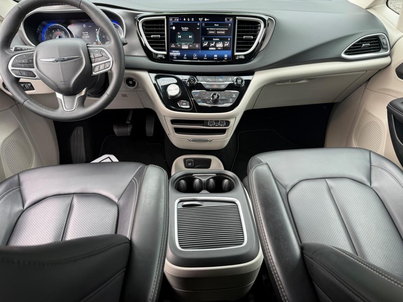 Chrysler Pacifica Vehicle Image 15