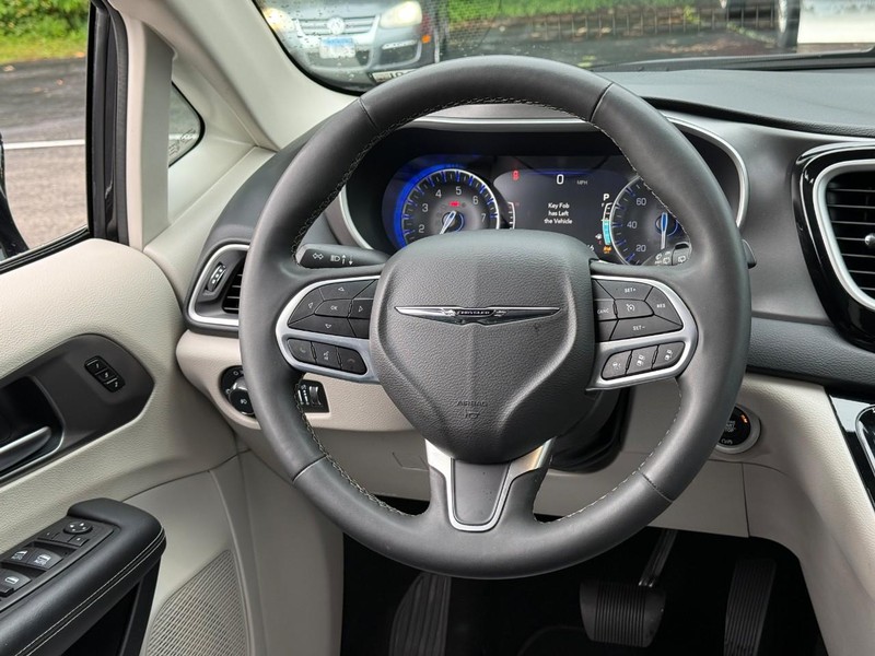Chrysler Pacifica Vehicle Image 16