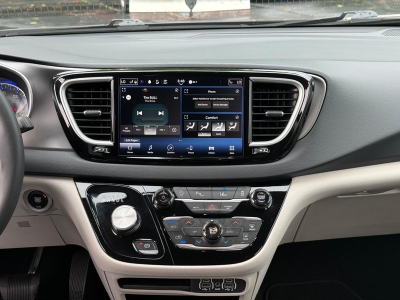 Chrysler Pacifica Vehicle Image 17