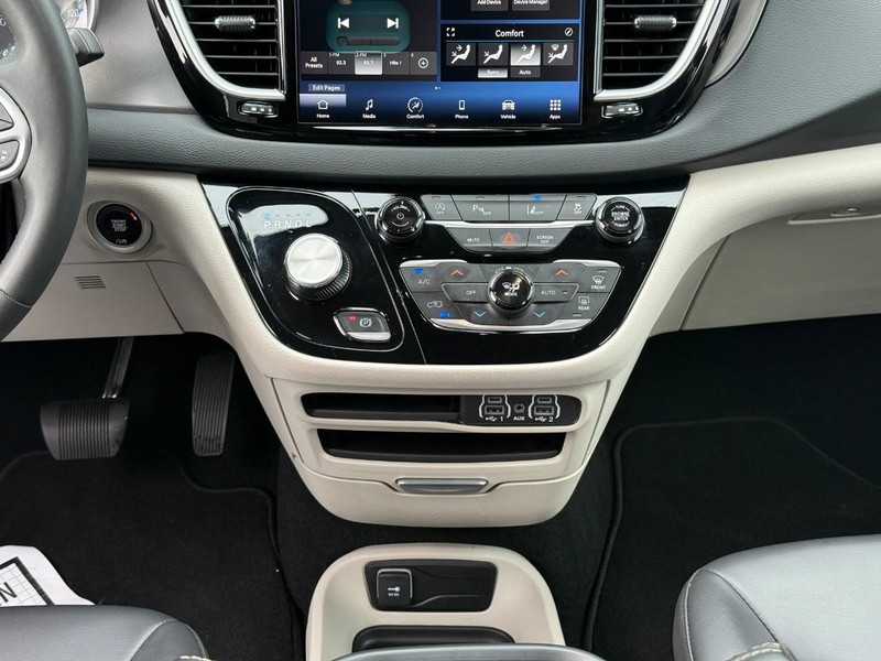 Chrysler Pacifica Vehicle Image 18
