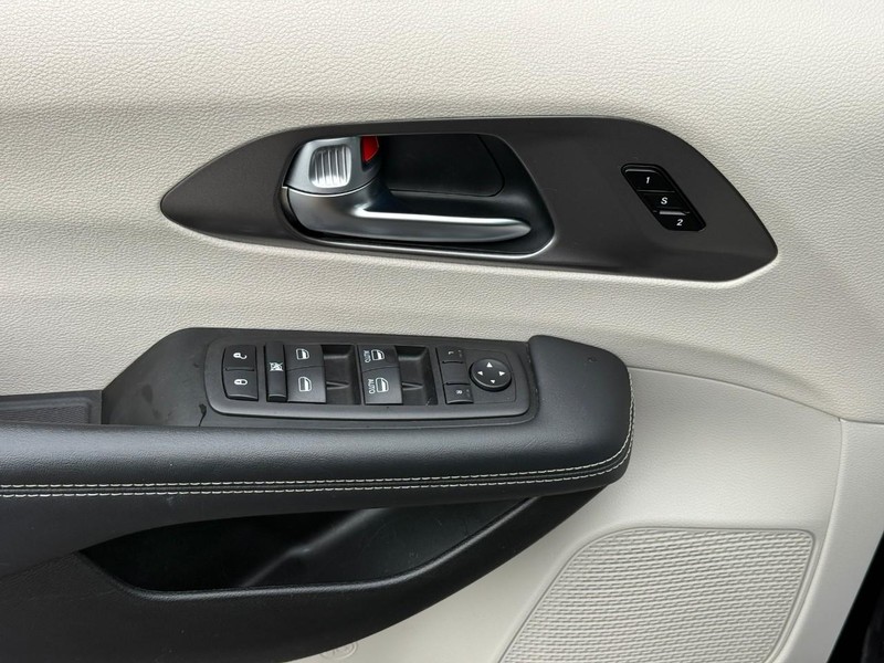 Chrysler Pacifica Vehicle Image 19