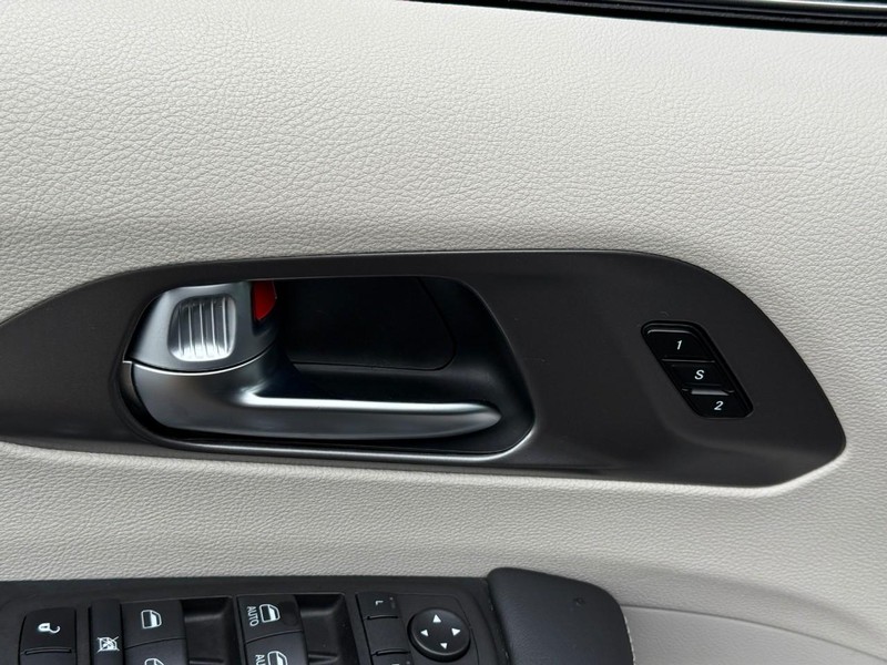 Chrysler Pacifica Vehicle Image 20