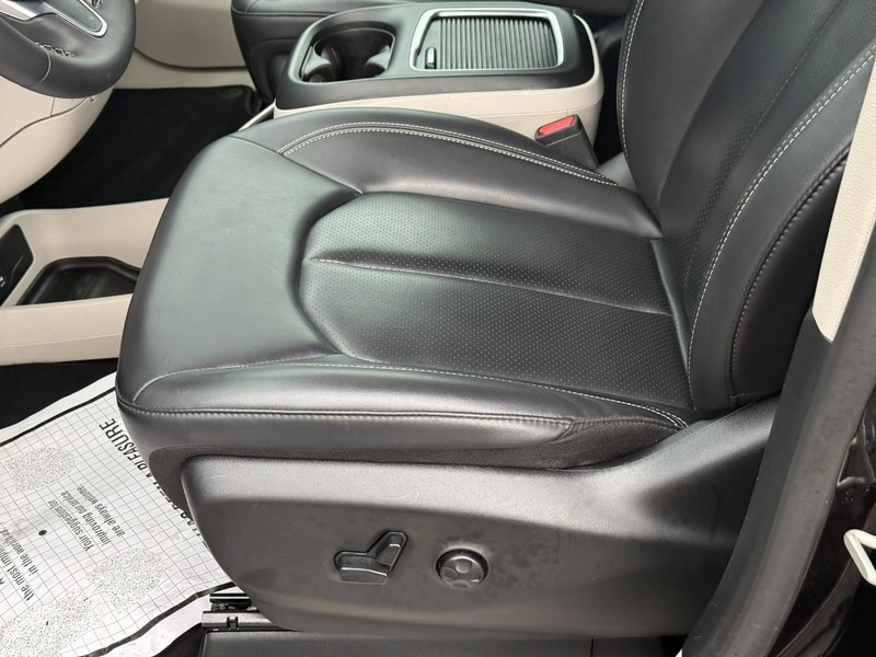 Chrysler Pacifica Vehicle Image 21
