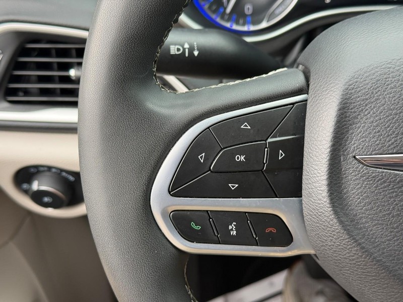 Chrysler Pacifica Vehicle Image 23