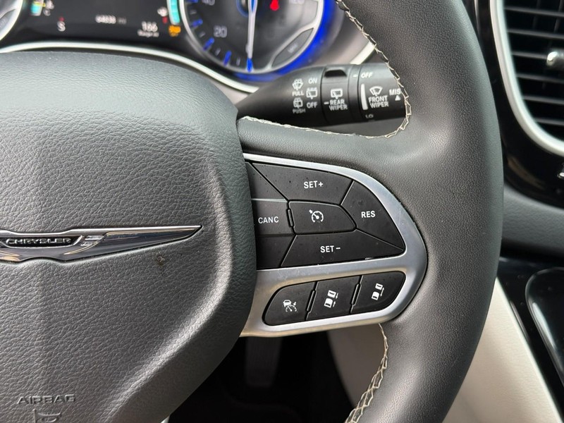 Chrysler Pacifica Vehicle Image 24