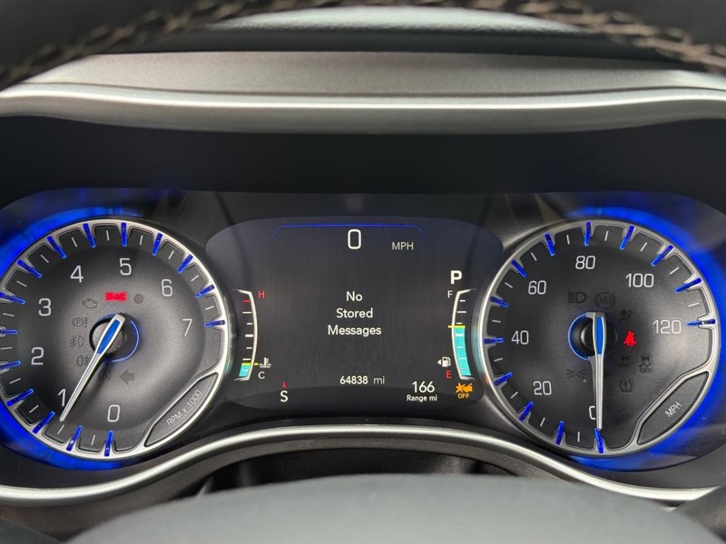 Chrysler Pacifica Vehicle Image 25