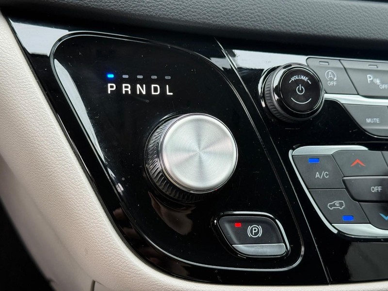 Chrysler Pacifica Vehicle Image 26