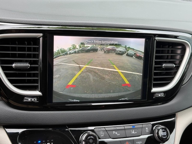 Chrysler Pacifica Vehicle Image 27