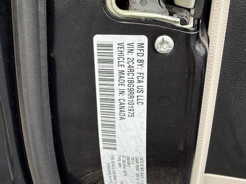 Chrysler Pacifica Vehicle Image 29