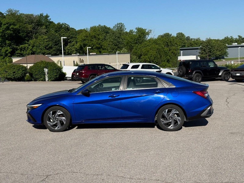 Hyundai Elantra Vehicle Image 03