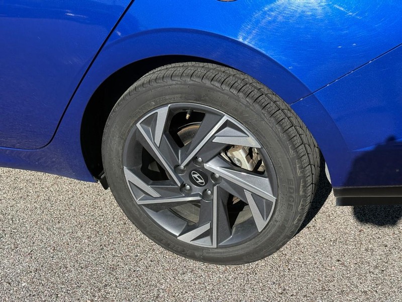 Hyundai Elantra Vehicle Image 05