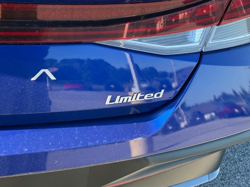 Hyundai Elantra Vehicle Image 07