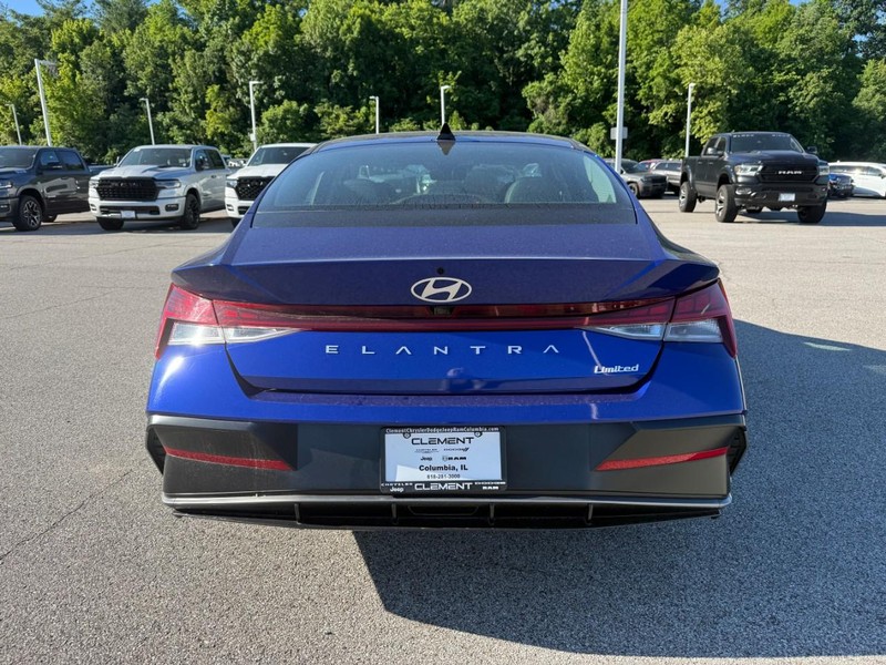 Hyundai Elantra Vehicle Image 09