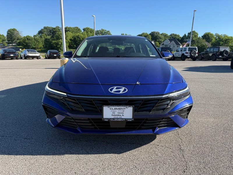 Hyundai Elantra Vehicle Image 11