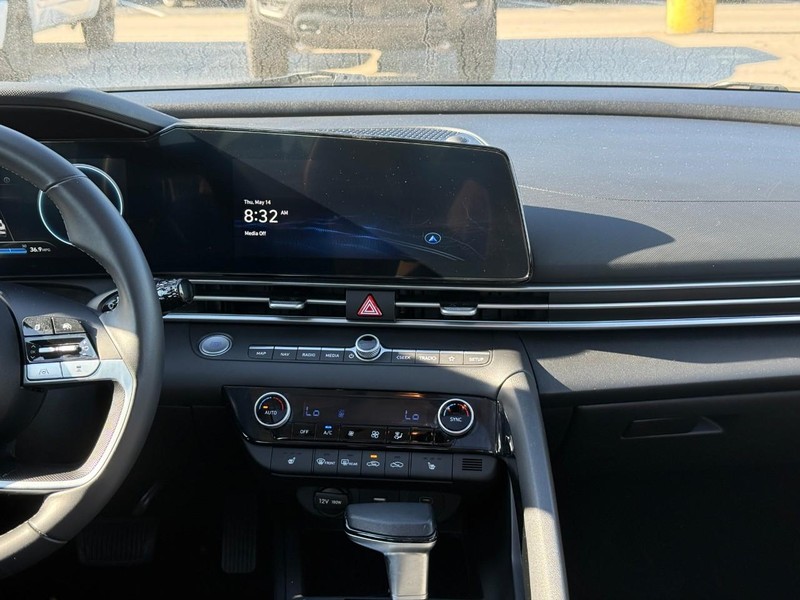 Hyundai Elantra Vehicle Image 15