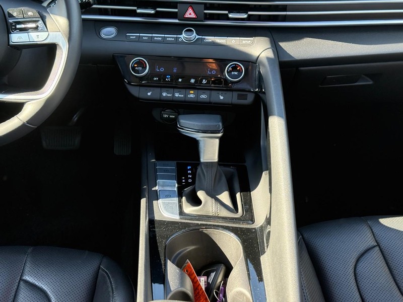 Hyundai Elantra Vehicle Image 16
