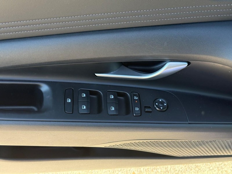 Hyundai Elantra Vehicle Image 17