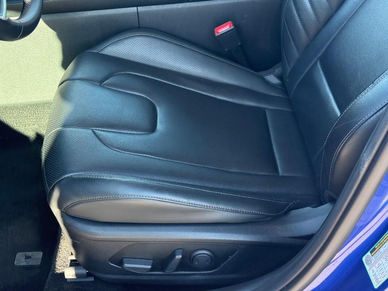 Hyundai Elantra Vehicle Image 18