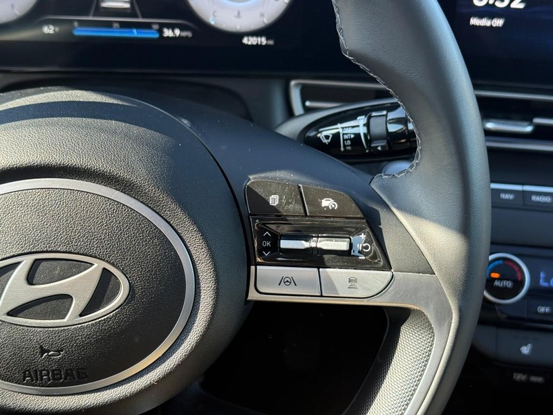 Hyundai Elantra Vehicle Image 21