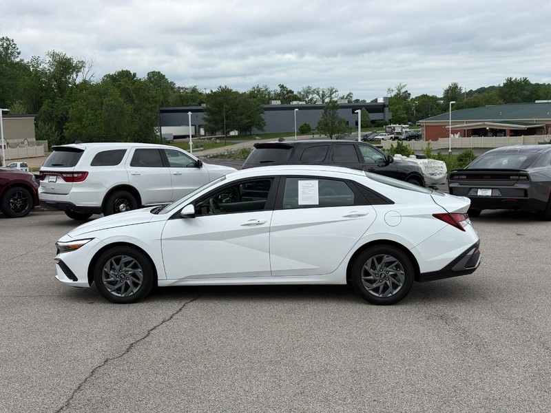 Hyundai Elantra Vehicle Image 03