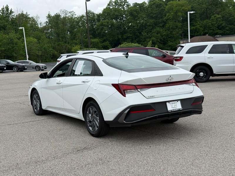 Hyundai Elantra Vehicle Image 04