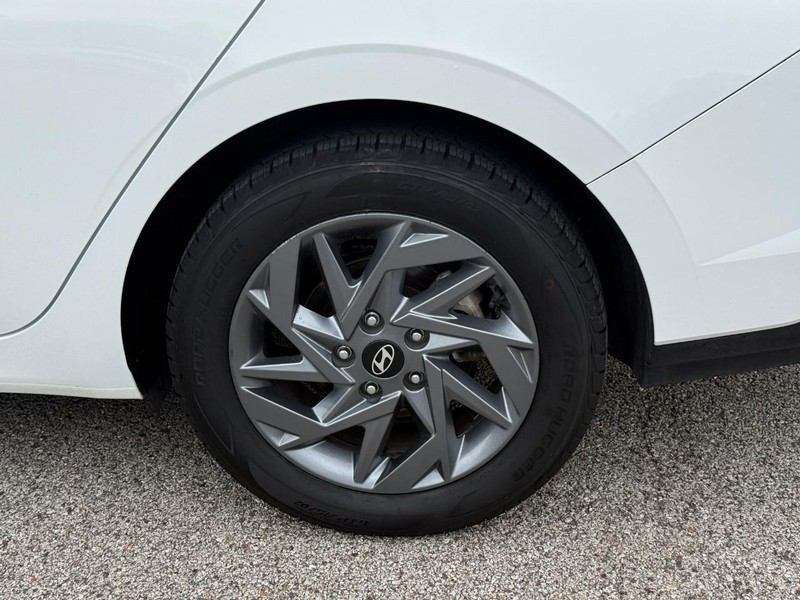 Hyundai Elantra Vehicle Image 05