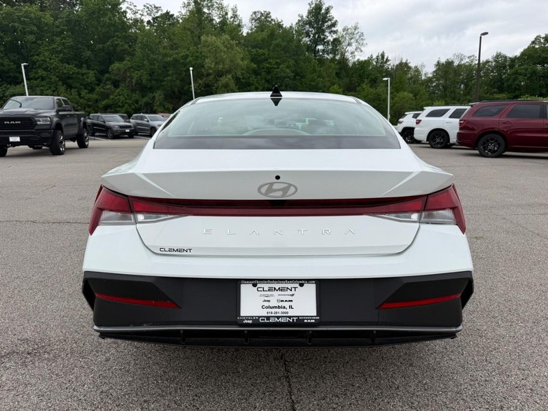 Hyundai Elantra Vehicle Image 07