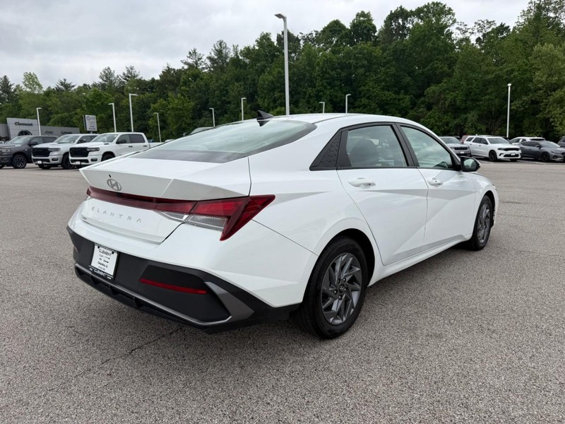 Hyundai Elantra Vehicle Image 08