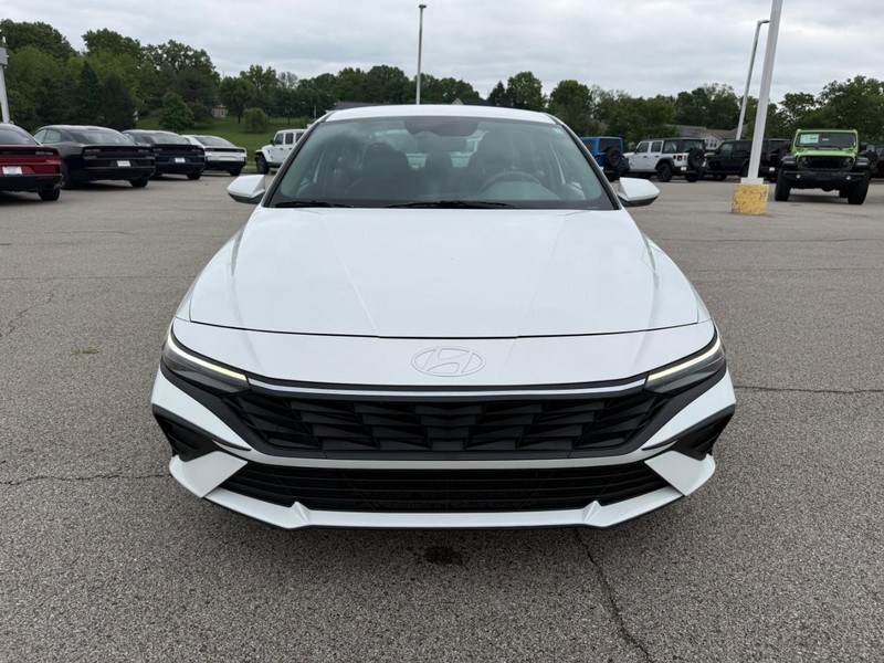 Hyundai Elantra Vehicle Image 09