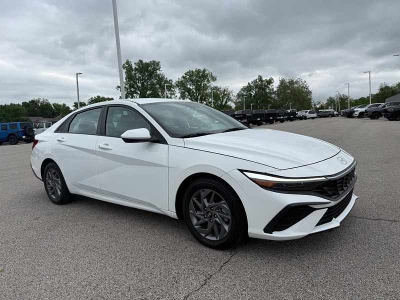 Hyundai Elantra Vehicle Image 11