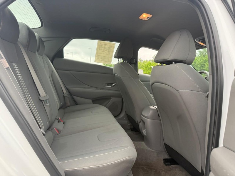 Hyundai Elantra Vehicle Image 12