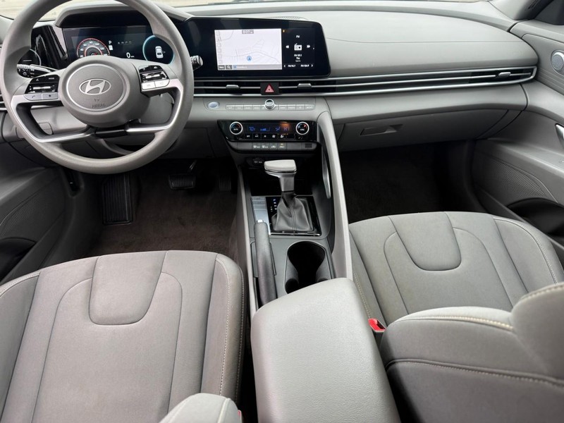 Hyundai Elantra Vehicle Image 13