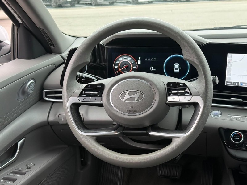 Hyundai Elantra Vehicle Image 14