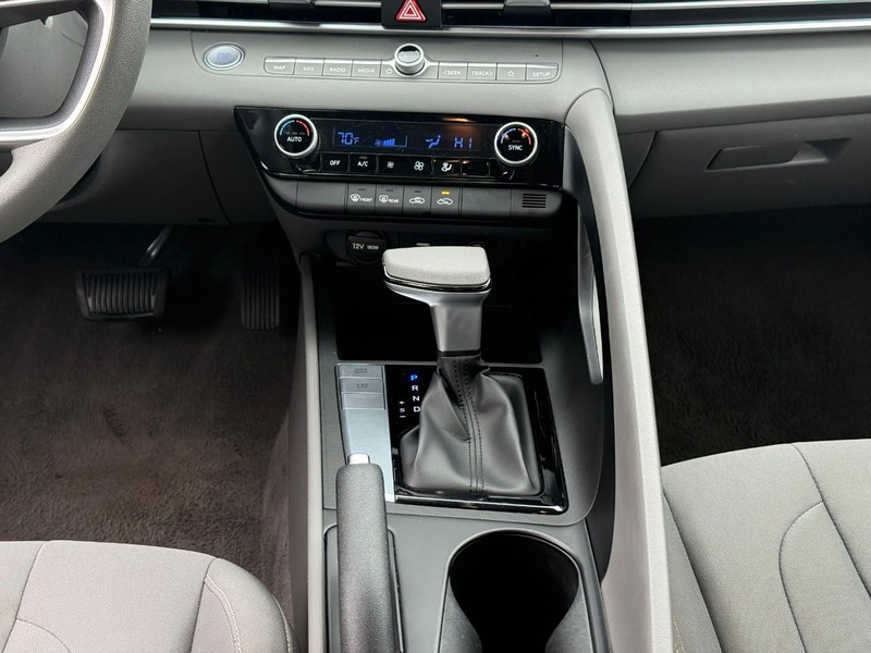 Hyundai Elantra Vehicle Image 16