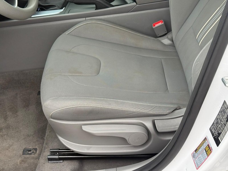 Hyundai Elantra Vehicle Image 18