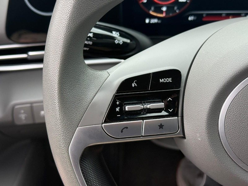 Hyundai Elantra Vehicle Image 19