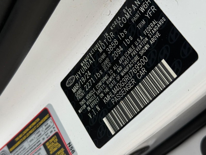 Hyundai Elantra Vehicle Image 24