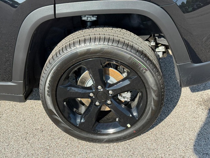 Jeep Grand Cherokee Vehicle Image 05