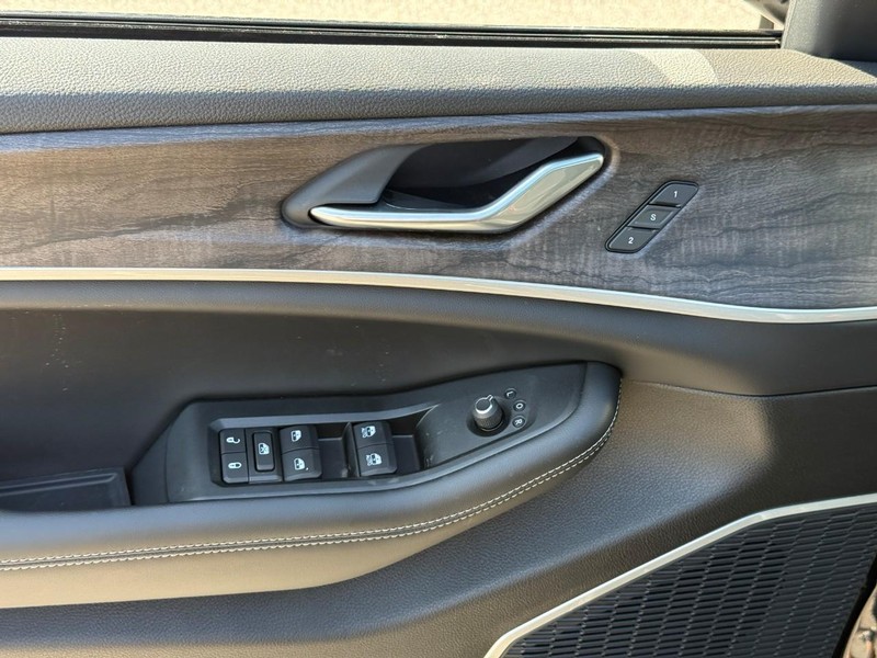 Jeep Grand Cherokee Vehicle Image 14