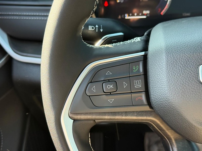 Jeep Grand Cherokee Vehicle Image 18