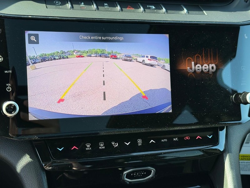 Jeep Grand Cherokee Vehicle Image 21