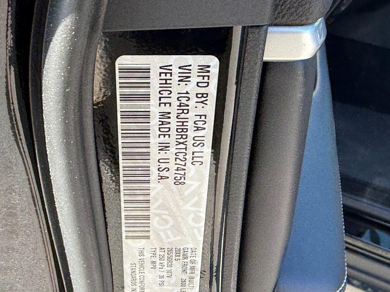 Jeep Grand Cherokee Vehicle Image 22