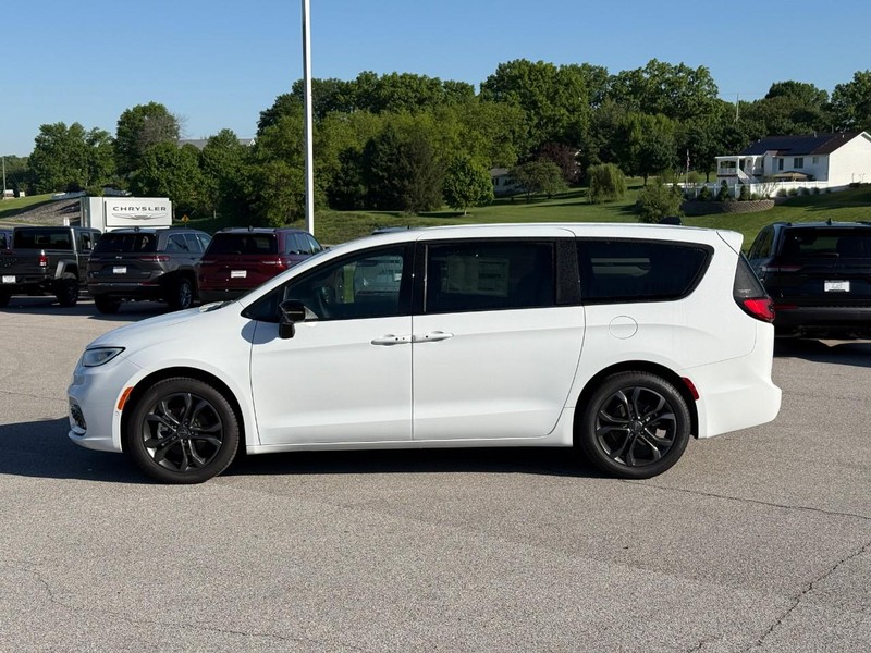 Chrysler Pacifica Vehicle Image 03