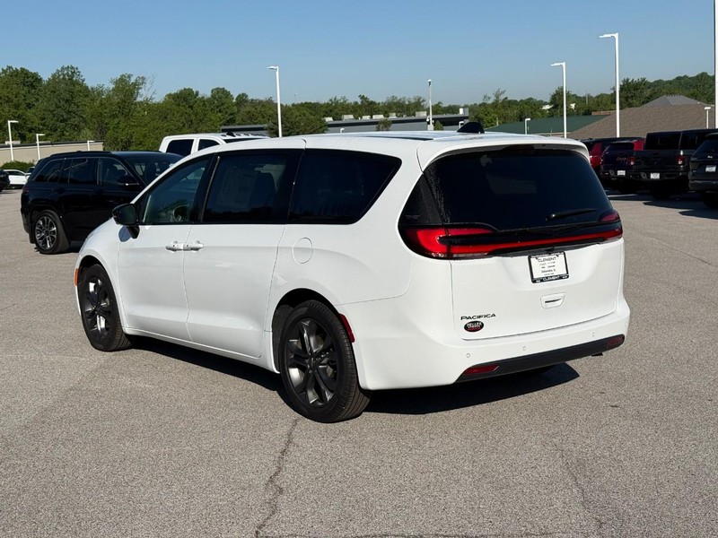Chrysler Pacifica Vehicle Image 04