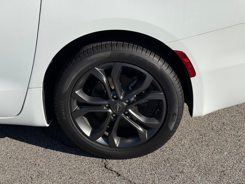 Chrysler Pacifica Vehicle Image 05