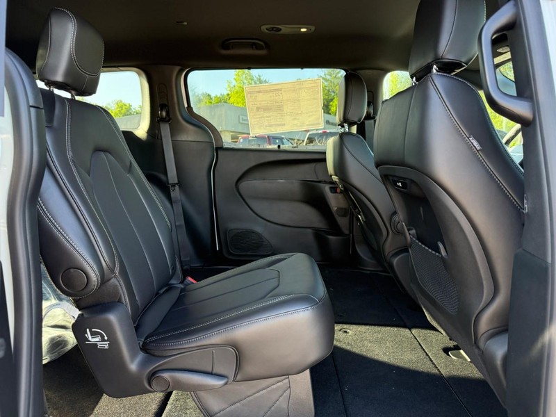 Chrysler Pacifica Vehicle Image 07
