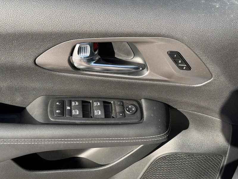 Chrysler Pacifica Vehicle Image 08
