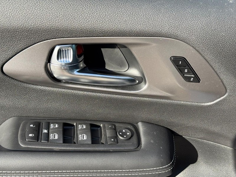 Chrysler Pacifica Vehicle Image 09